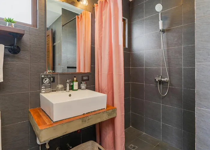Isla 1 Amazing Waterfall Pool House Near Beach, Bars & Restaurants Vakantiehuis Lapu-Lapu City
