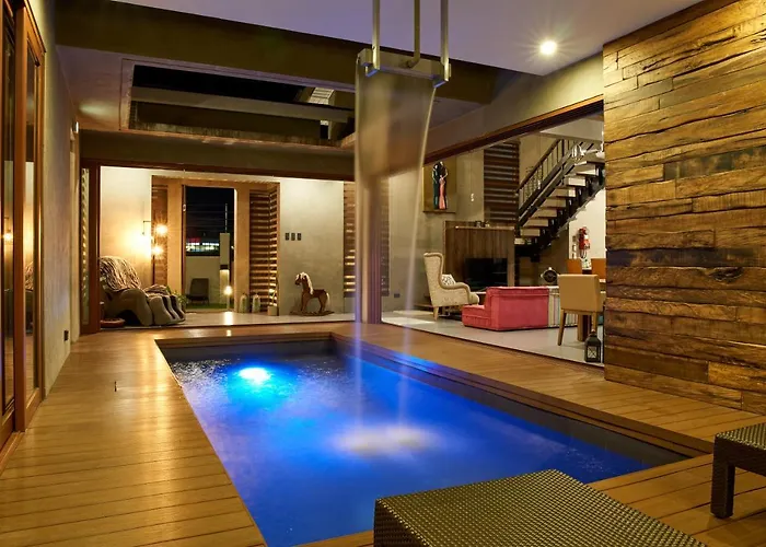 Isla 1 Amazing Waterfall Pool House Near Beach, Bars & Restaurants