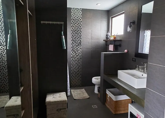 Isla 1 Amazing Waterfall Pool House Near Beach, Bars & Restaurants Lapu-Lapu City
